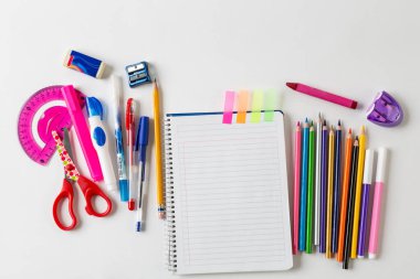 Okul Malzemeleri. Üst görünüm beyaz bir arkaplanda izole edildi. Okul konseptine dönelim..