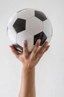 Beyaz arka planda yeni bir futbol topu. Futbol ekipmanları