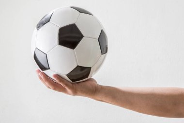 Beyaz arka planda yeni bir futbol topu. Futbol ekipmanları