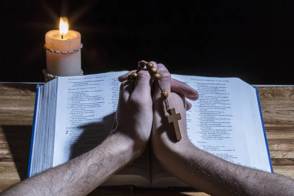 Ανοίξτε Την Αγία Γραφή Στο Παρεκκλήσι Της Προσευχής Προσευχή Χέρια — Φωτογραφία Αρχείου