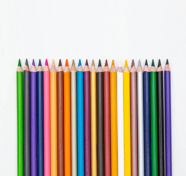白い背景の色鉛筆の列 — ストック写真