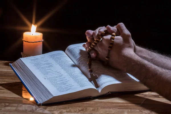 Ανοίξτε Την Αγία Γραφή Στο Παρεκκλήσι Της Προσευχής Προσευχή Χέρια — Φωτογραφία Αρχείου