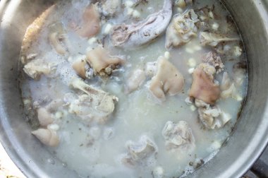 Lezzetli pozole pişirmek, lezzetli ve geleneksel beyaz pozole pişirmek, odun üzerinde pişirmek..