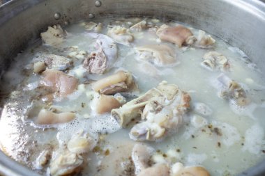 Lezzetli pozole pişirmek, lezzetli ve geleneksel beyaz pozole pişirmek, odun üzerinde pişirmek..