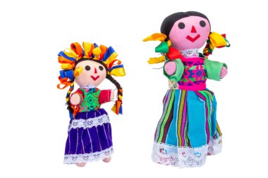 Beyaz arka planda tipik el yapımı bez bebekler. Zenital atış