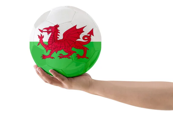白い背景にウェールズの国の旗が付いている人の手のサッカーボール — ストック写真