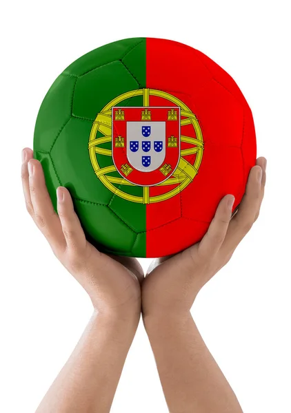 Ręce Człowieka Podnoszące Piłkę Nożną Flagą Drużyny Portugalii Jako Trofeum — Zdjęcie stockowe
