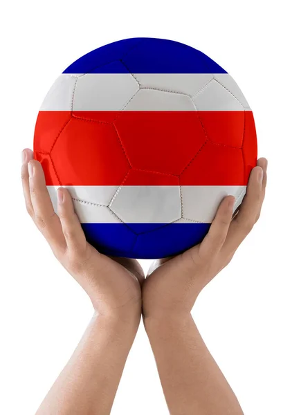 白い背景にトロフィーとしてコスタリカチームの旗を掲げてサッカーボールを上げる男の手 — ストック写真