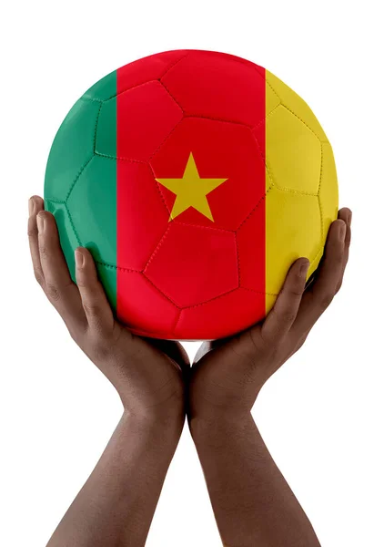 Ember Kezei Focilabdát Emelnek Cameroon Csapat Zászlajával Trófeaként Fehér Alapon — Stock Fotó