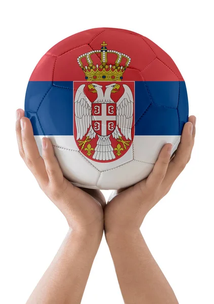 Χέρια Του Ανθρώπου Σηκώνουν Μπάλα Ποδοσφαίρου Σημαία Της Σερβικής Ομάδας — Φωτογραφία Αρχείου