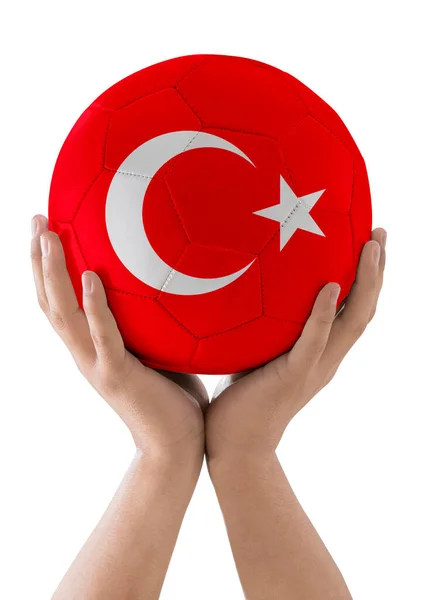 Χέρια Του Ανθρώπου Σηκώνουν Μια Μπάλα Ποδοσφαίρου Σημαία Της Τουρκικής — Φωτογραφία Αρχείου