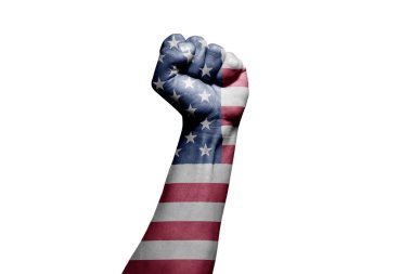 Beyaz arka planda ABD bayrağı olan güçlü bir adamın eli savaş işareti.