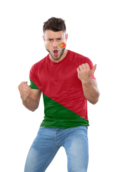 身穿红绿相间球衣的足球迷 脸上涂满了葡萄牙球队的旗帜 在白底上激动地尖叫着 — 图库照片