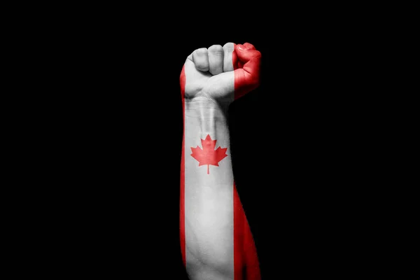 Mão Homem Forte Sinal Batalha Com Bandeira Canadá Fundo Preto — Fotografia de Stock