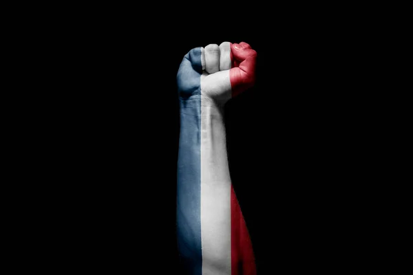 Sterke Man Hand Strijd Signaal Met Frankrijk Vlag Zwarte Achtergrond — Stockfoto