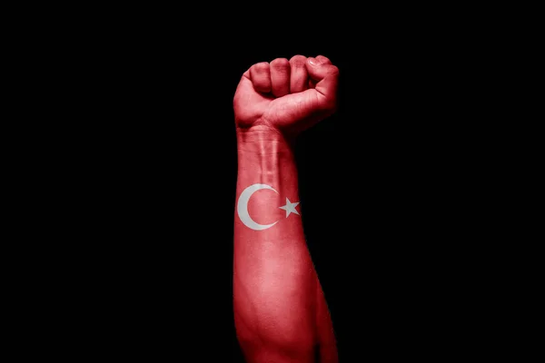 黒の背景にトルコの旗との戦闘信号で強い男の手 — ストック写真