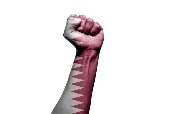 强壮男子的手在白底卡塔尔国旗的战斗信号上 — 图库照片