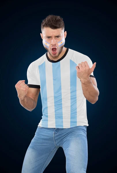 Miłośnik Piłki Nożnej Białą Jasnoniebieską Koszulką Twarzą Pomalowaną Flagą Argentyńskiej — Zdjęcie stockowe