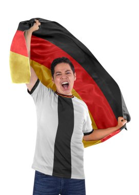 Ülkesinin bayrağıyla futbol fanatiği Almanya ve forma beyaz arka planda takımının zaferi için coşkuyla bağırıyor..