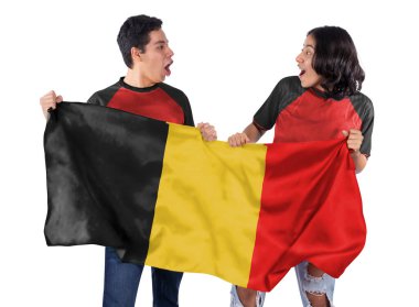 Beyaz arka planda Belçika 'nın kırmızı bayraklı mutlu çift erkek ve kadın futbol hayranları.