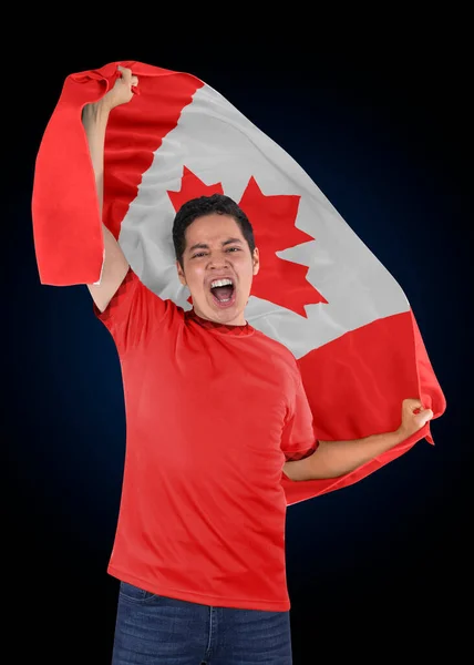 拿着他的祖国加拿大国旗的足球迷们和杰瑞赛激动地呼喊着他的球队在黑人背景下获胜 — 图库照片