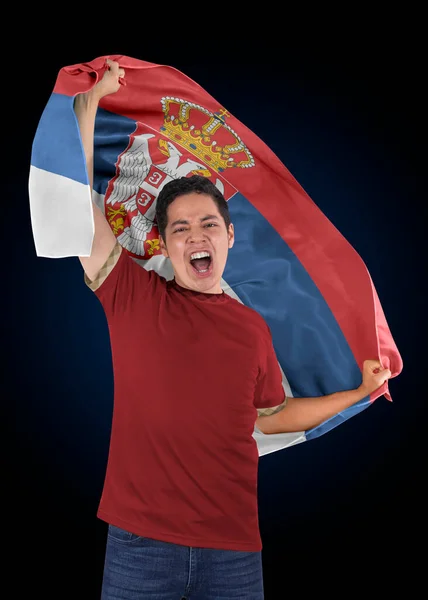 Футбольный Болельщик Флагом Своей Страны Сербии Джерси Волнением Кричат Победе — стоковое фото