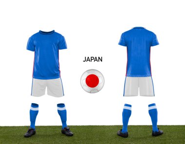 Katar 2022 'ye katılan Japon milli takımının bayrağını taşıyan üniforma ve top beyaz bir arka planda çimen zeminli..
