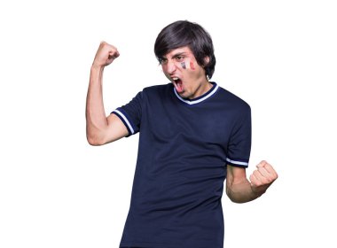 Formalı ve yüzlü futbol fanatiği beyaz arka planda duygu dolu çığlıklar atan Fransa bayrağıyla boyanmış..