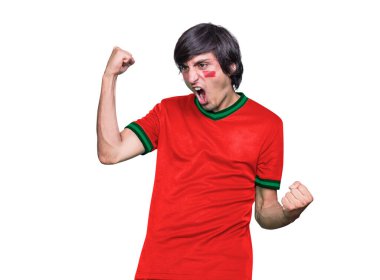 Formalı ve yüzlü futbol fanatiği Fas takımının bayrağıyla boyanmış beyaz arka planda duygularla bağırıyor..