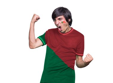 Futbol fanatiği formalı ve yüzü Portekiz bayrağıyla boyanmış beyaz arka planda duygularla bağırıyor..