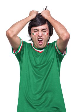 Meksika 'ya yeşil formalı genç bir futbol taraftarı, favori takımının yenilgisinden hayal kırıklığına uğradı. Beyaz arkaplan.