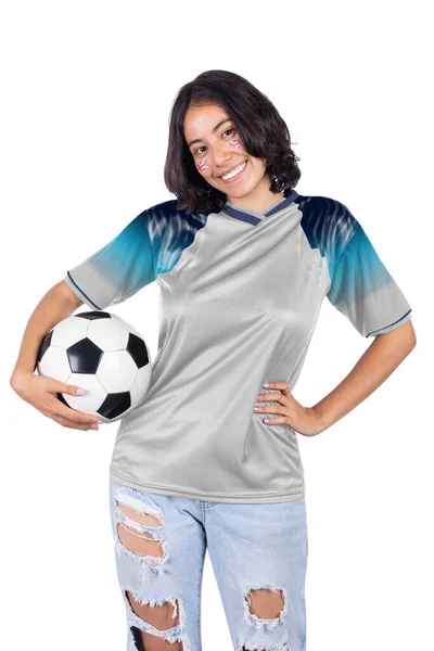 白いイングランドのスポーツジャージとボールを手にした若いサッカーの熱狂的な女性は 彼の好きなチームの勝利に満足 — ストック写真