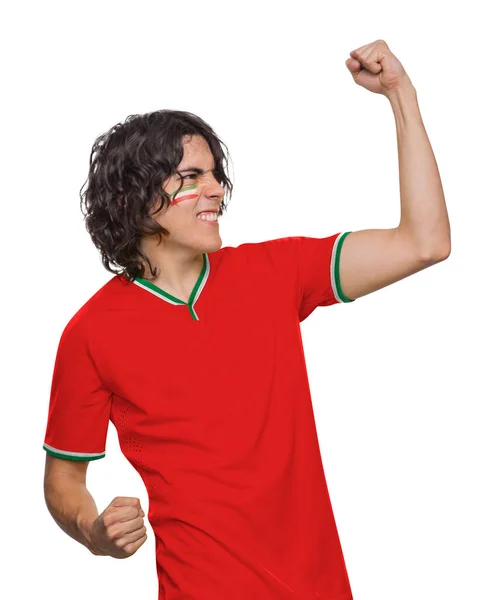 白い背景に感情で叫んでいるIrイランチームの旗で描かれたジャージーと顔を持つサッカーファンの男 — ストック写真