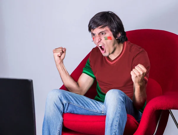 Ventilador Fútbol Viendo Televisión Con Camiseta Cara Pintada Con Bandera — Foto de Stock