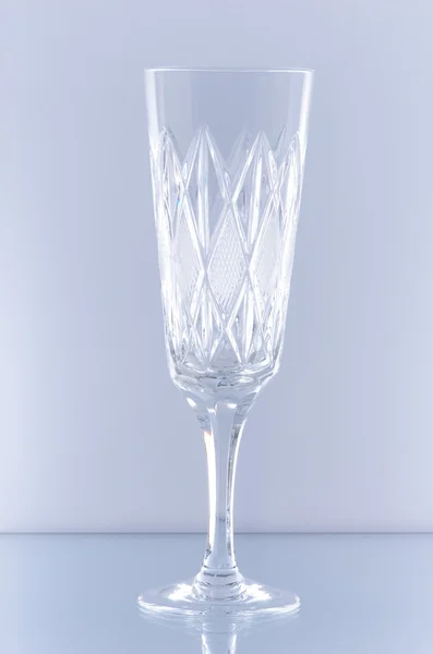 Kristallenglas op een blauwe achtergrond — Stockfoto
