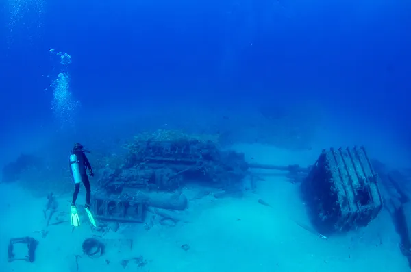 Buceadores naufragio submarino — Foto de Stock