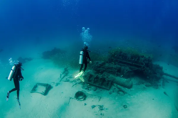 Divers underwater shipwreck — Stock Photo, Image