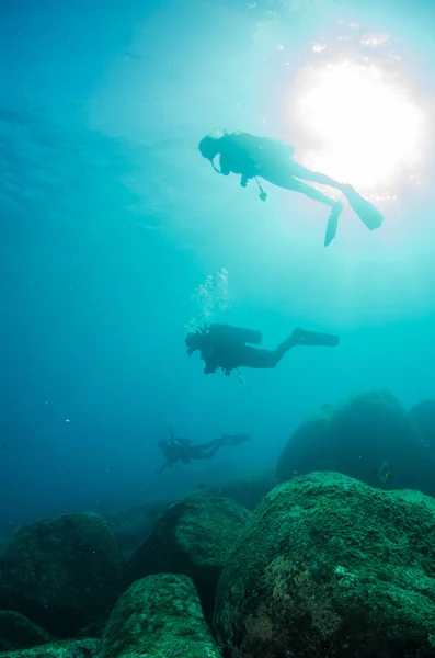 Människor dykning i Karibiska havet — Stockfoto