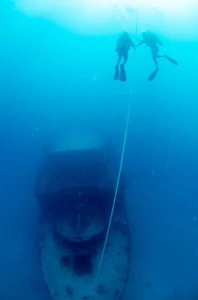 Shipwreck and divers — Stock Photo, Image