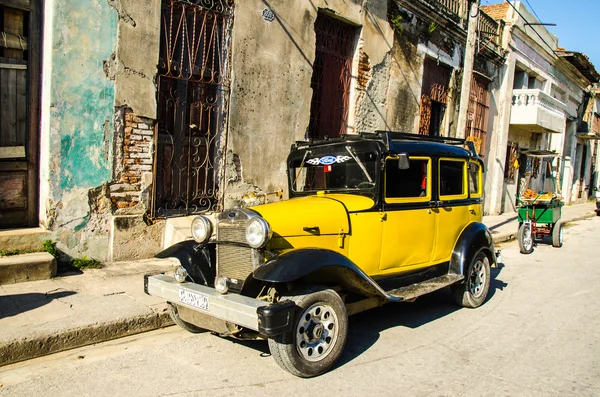 Viejo coche clásico — Foto de Stock