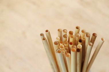 Kimyasallar ve plastikler olmadan doğal malzemelerden yapılmış bambu kamışları. Tamamen plastiksiz ve mikroplastik içermiyor. Ekolojik pipetler, çevre dostu.