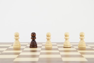 satranç tahtası üzerinde satranç piyon