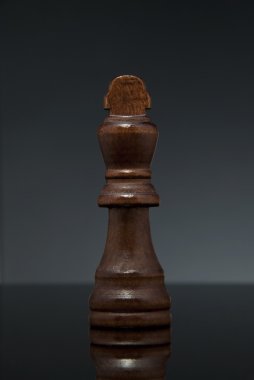 Degrade gri arka plan üzerinde satranç king