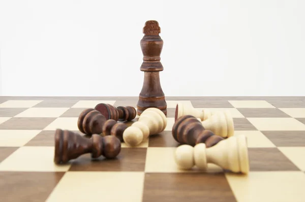 Rei de xadrez e peões no tabuleiro de xadrez — Fotografia de Stock