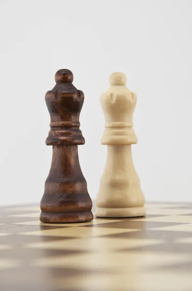 Królowe szachów biały i czarny — Zdjęcie stockowe