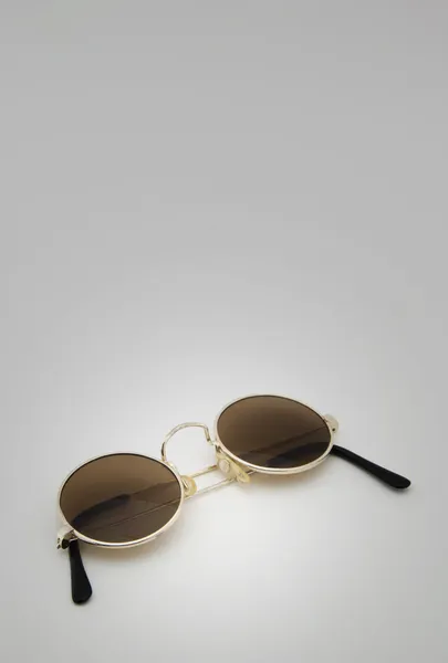 Retro yuvarlak beyaz arka plan üzerinde güneş gözlüğü — Stok fotoğraf
