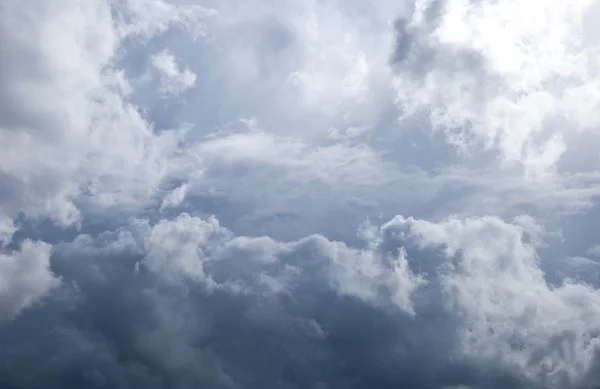 Dramáticas nubes de cielo —  Fotos de Stock