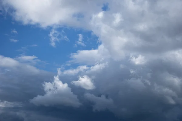 Dramáticas nubes de cielo —  Fotos de Stock
