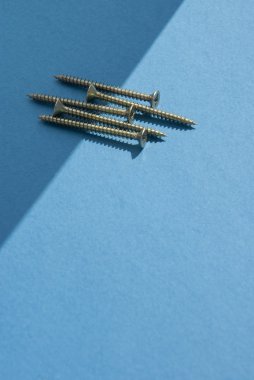 Açık mavi renkli Sunta vidaları