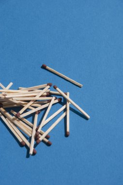 partite su sfondo blu chiaro